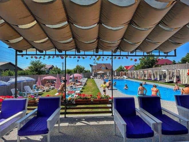 piscine iasi Piscina Good Mood sezlonguri