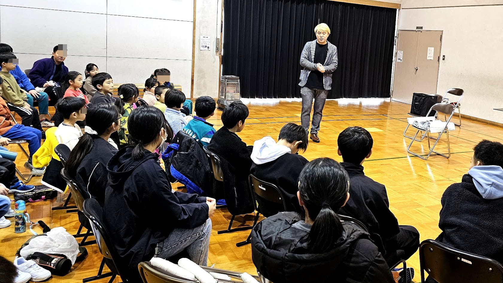 射水市・金山小学校の6年生を送る会でマジックショー! 1 6年生を送る会でマジックショー