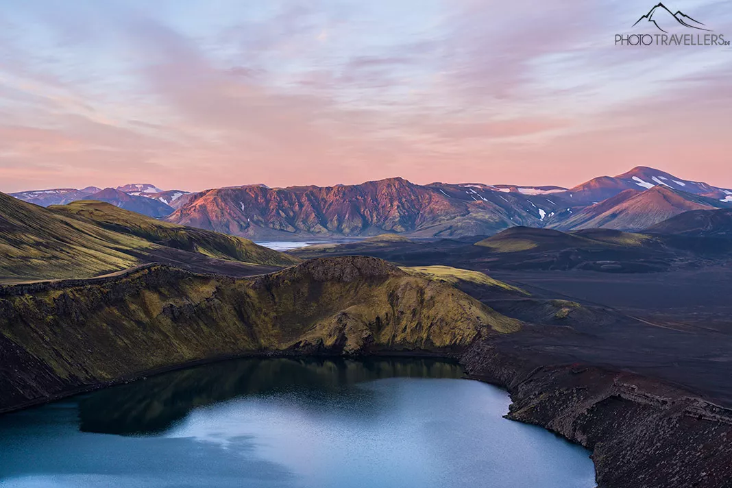 Der Kratsersee Bláhylur im Licht der aufgehenden Sonne