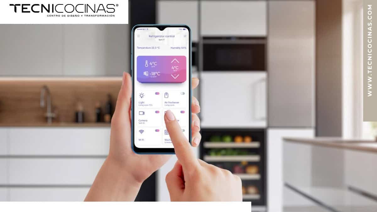 Aplicación móvil controlando sensores y electrodomésticos en una cocina moderna