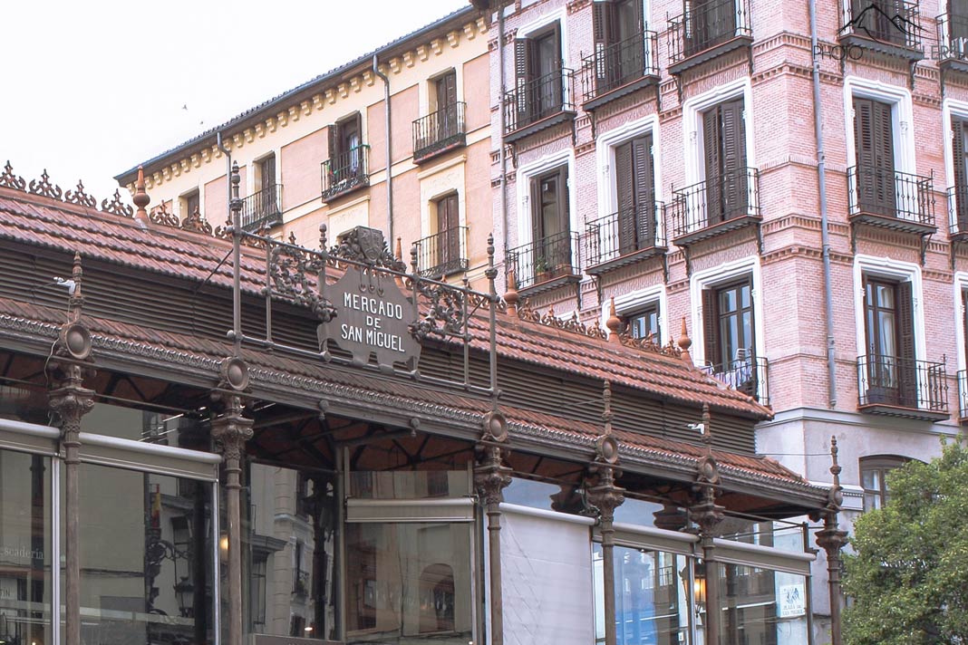 Die Fassade des Mercado de San Miguel in Madrid