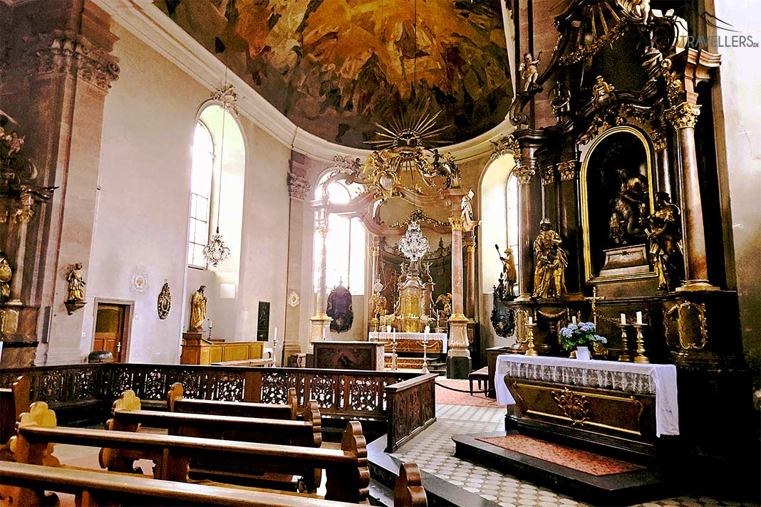 Das barocke Innere der Muttergotteskirche birgt opulente Altare und Fresken