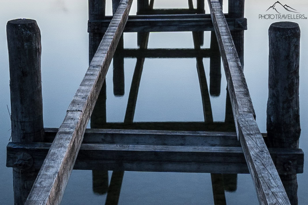 100-Prozent-Ausschnitt des Testbilds mit dem Steg am See