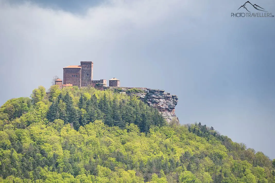 Der Blick auf die Reichsburg Trifels