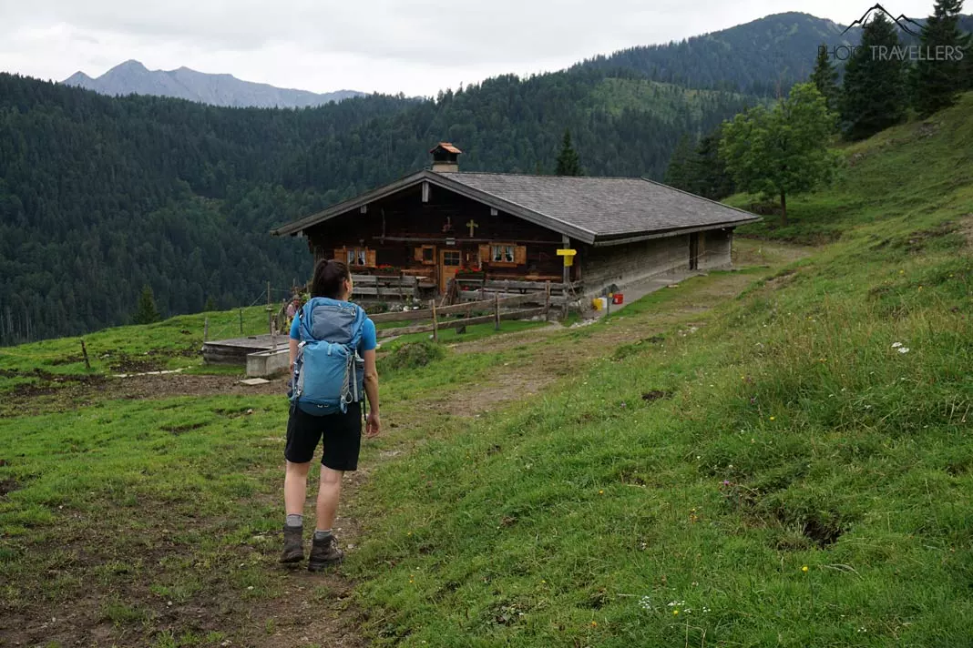 Reisebloggerin Biggi Bauer vor der Neuhütte