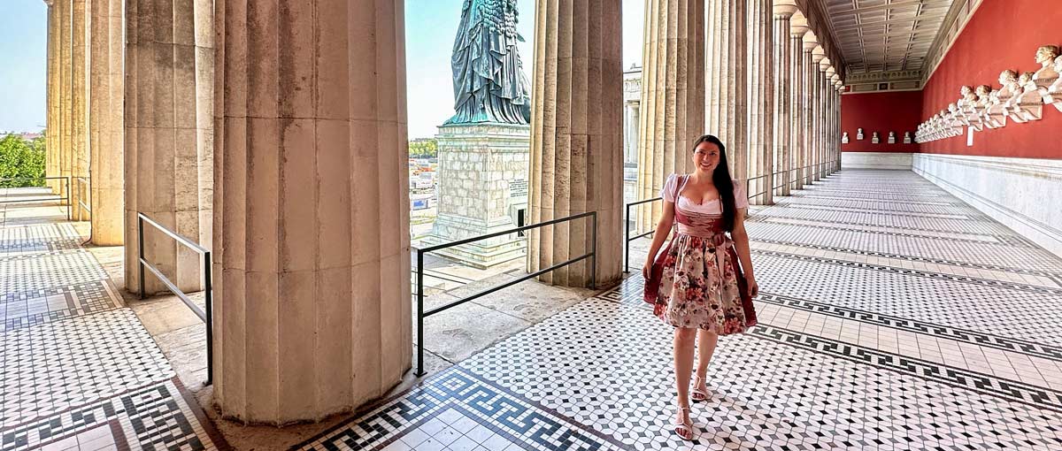 startseite-muenchen-sehenswuerdigkeiten-2 Reisebloggerin Biggi Bauer im Dirndl vor der Bavaria in München