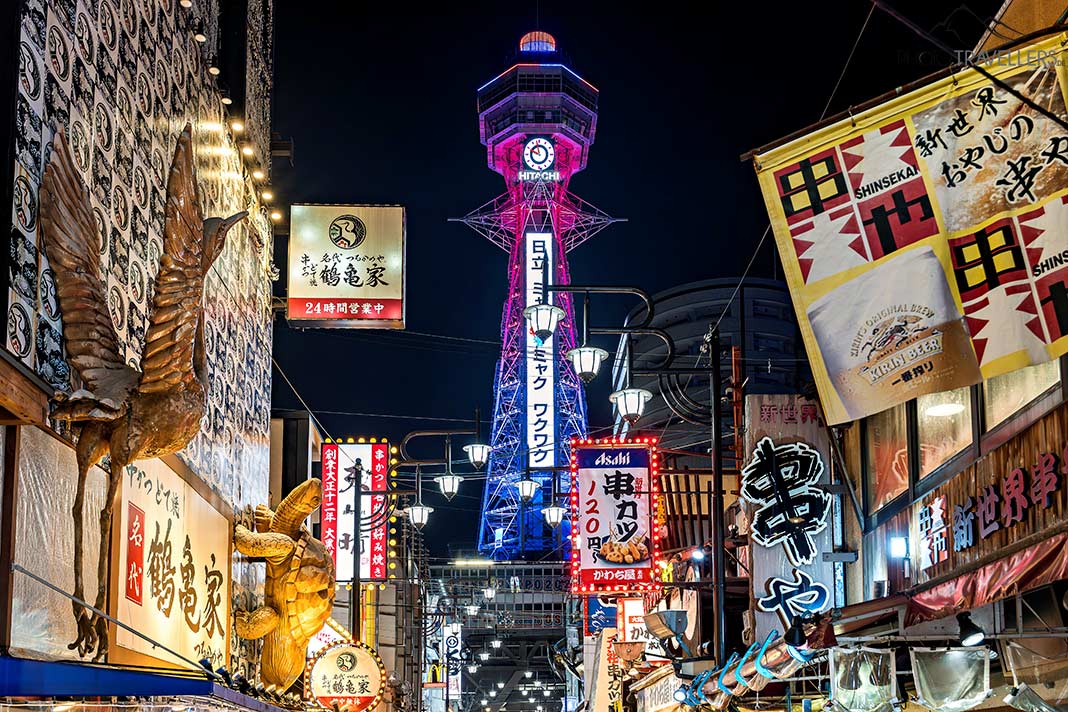 Der bunt angestrahlte Turm Tsūtenkaku in Osaka