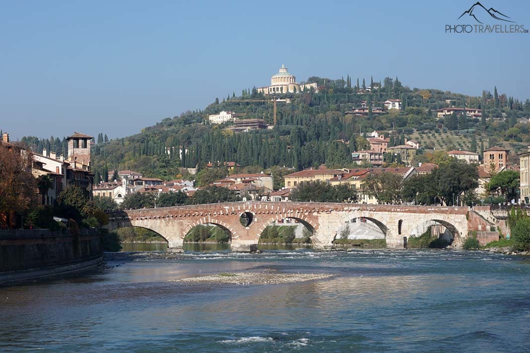 Die Brücke Ponte Pietra, eine römische Bogenbrücke über den Fluss Etsch in Verona