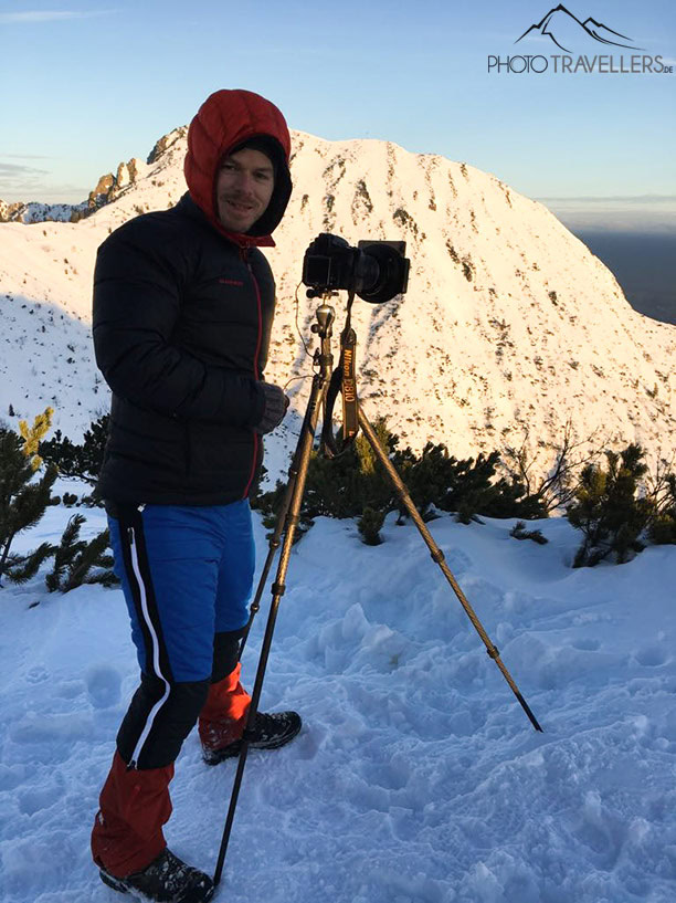 Profi-Fotograf Florian Westermann mit dem Gitzo Traveler Reisestativ im Winter auf einem Berggipfel