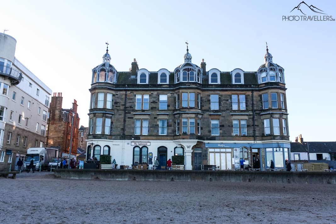 Die Strandpromenade mit hübschen Häusern am Portobello Beach