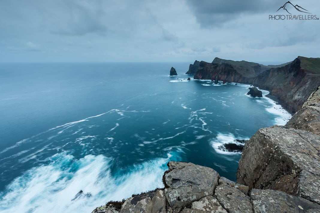 Der Aussichtspunkt Ponta do Rosta auf Madeira mit Blick über die Steilküste im Morgenlicht