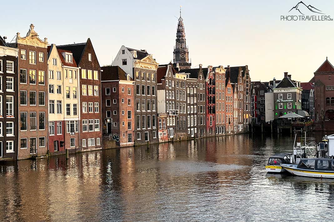 Der Blick auf die "Tanzenden Häuser" in Amsterdam