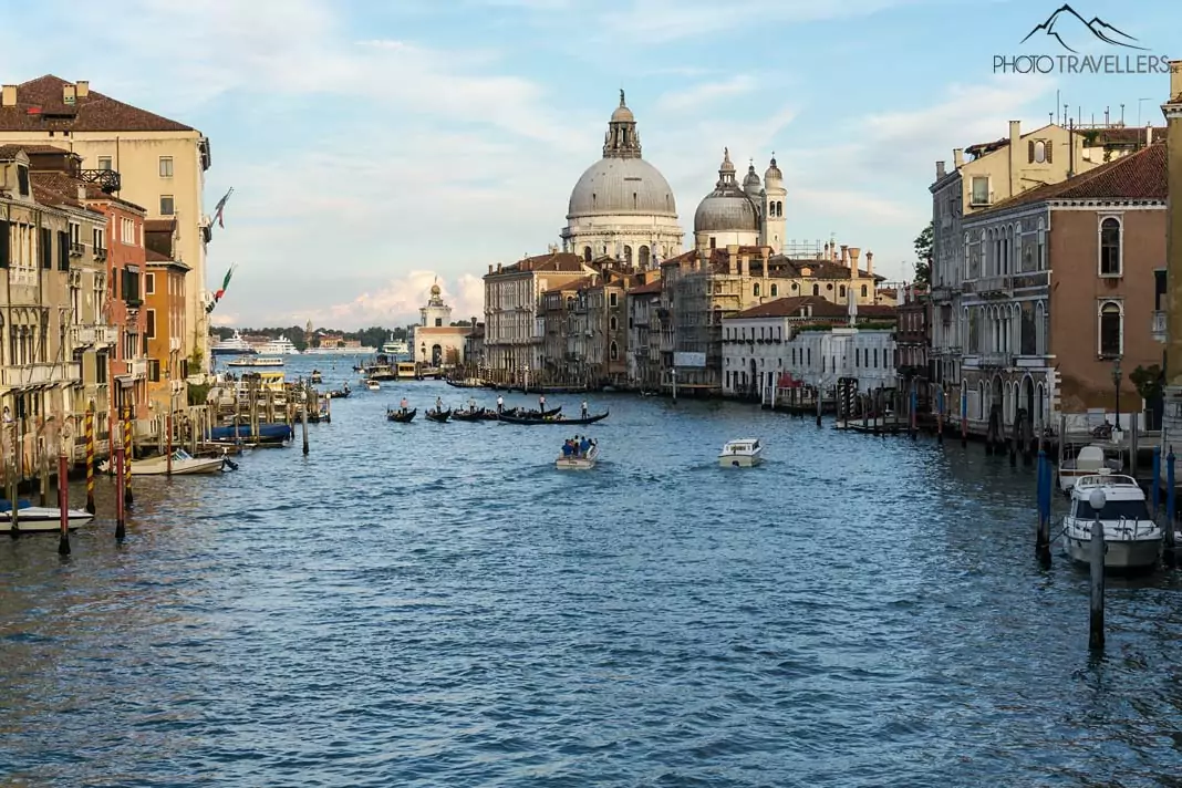 Der Blick von der Ponte dell’Accademia in Venedig auf einen Kanal und die alten Häuser der Stadt
