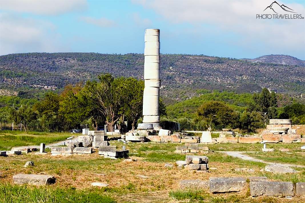 Eine weiße Steinsäule vor umliegenden Steinen am Tempel Heraion