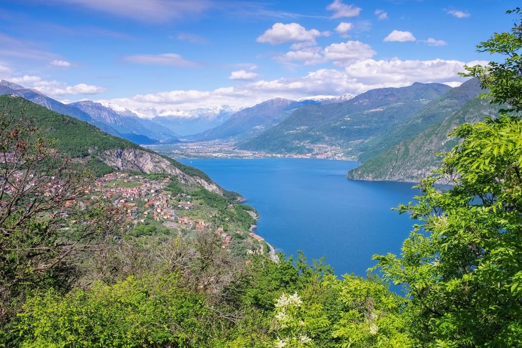 Der Blick über den Iseosee in Italien