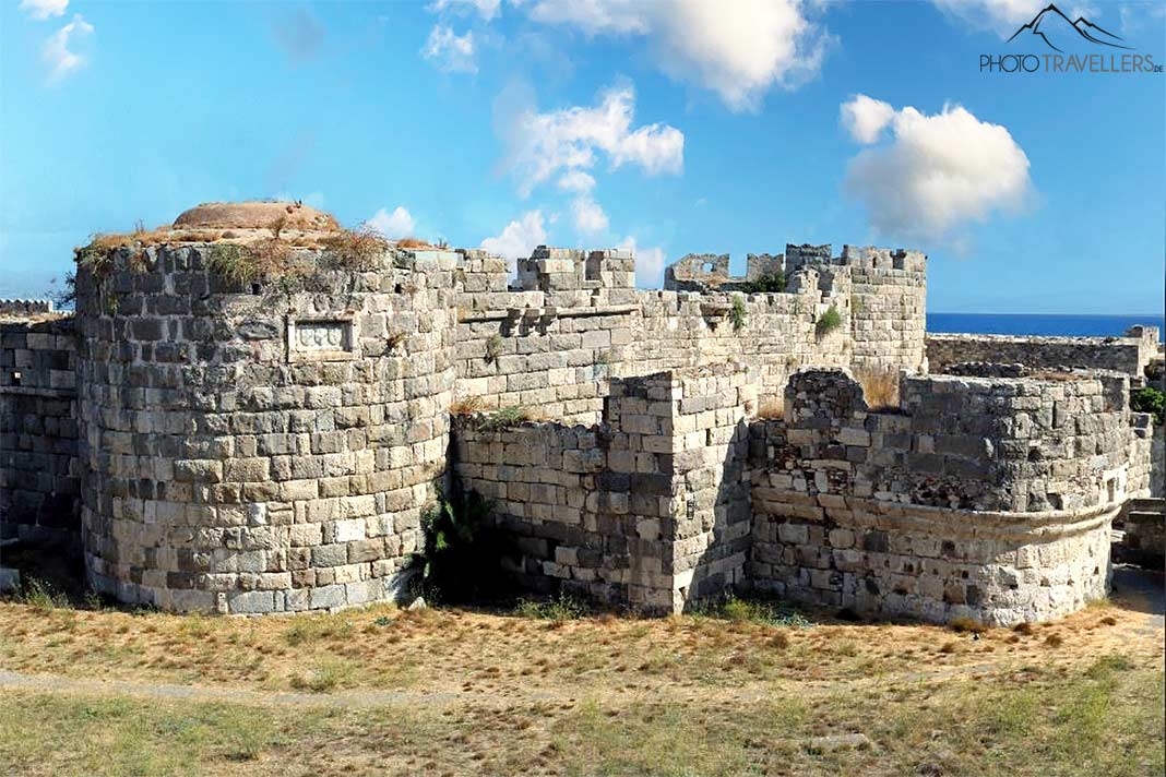 Die steinerne Wehrmauern der Burg Neratzia ist noch sehr gut erhalten