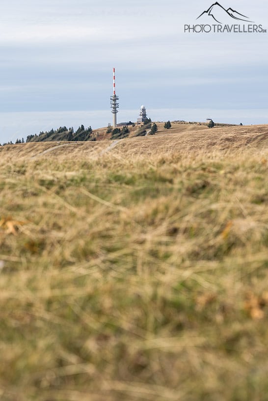 Der Blick auf den Feldberg-Gipfel mit der Antenne