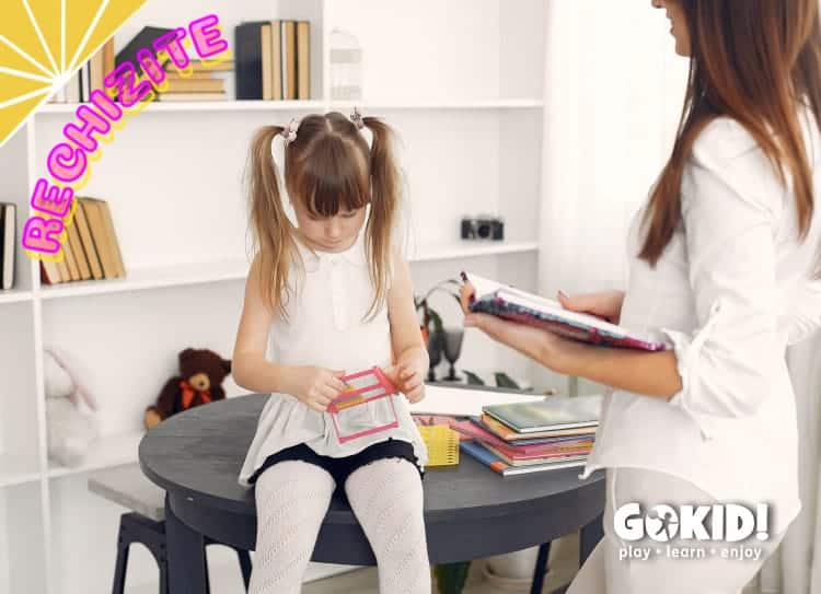 fetita cu mama RECHIZITE scolare pentru elevi gokid