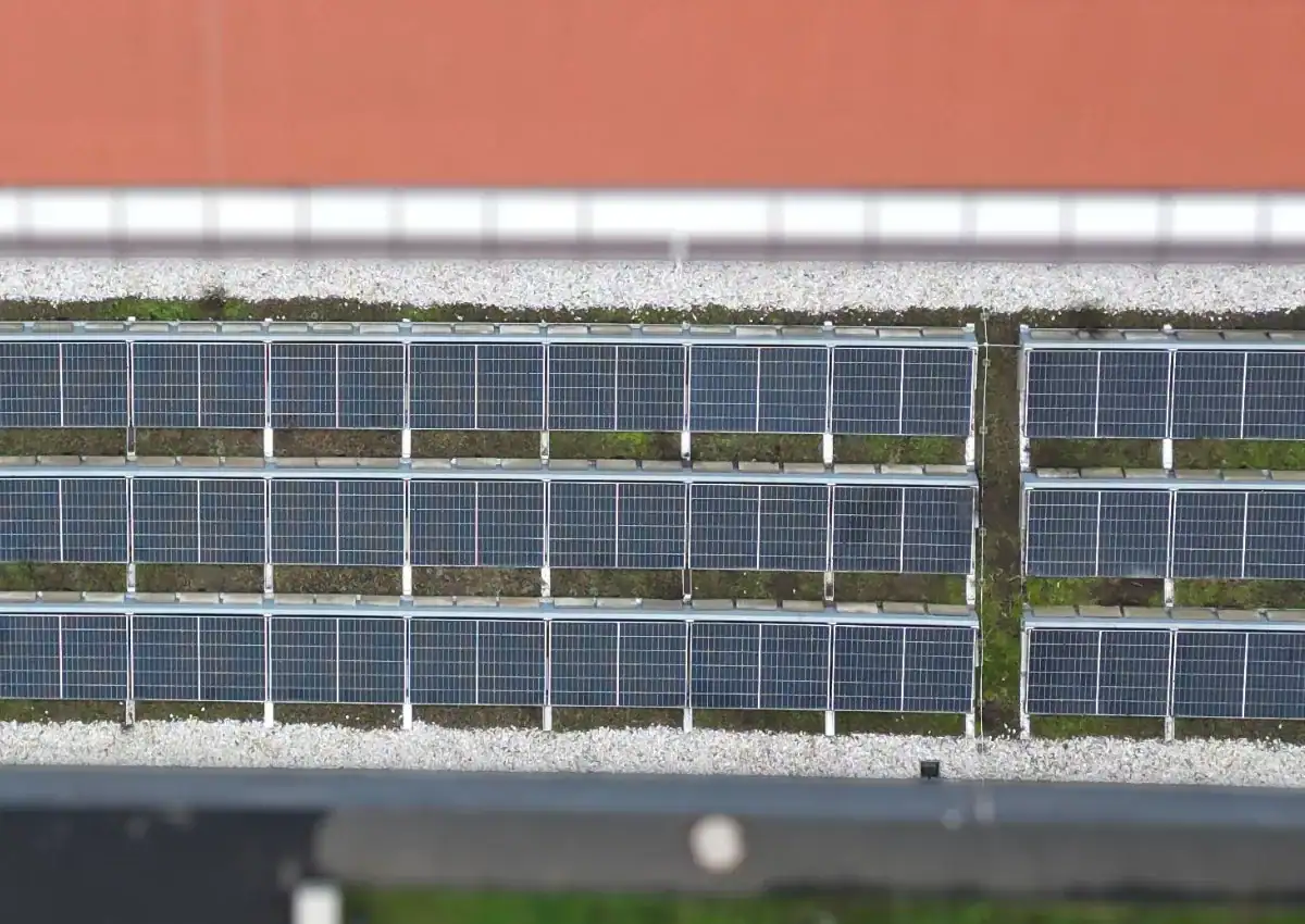 Ein weiteres begrüntes Dach mit Solaranlagen auf dem Dach