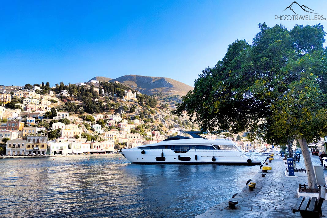 Ein Boot ankert im Hafen von Symi