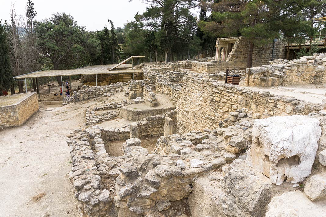 Alte Grundmauern im Palast von Knossos