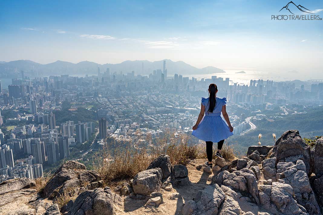 Reisebloggerin Biggi Bauer am Lion Rock mit Blick über Hongkong