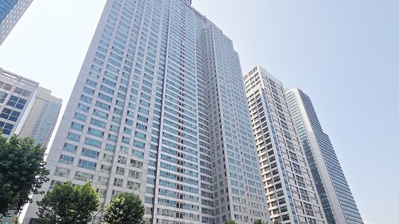 Seoul apartment skyline near the Han River showing high-rise buildings in Gangnam, reflecting rising U.S. ownership in Seoul apartments