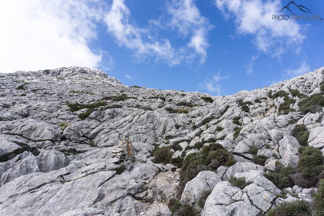 Steinmännchen markieren auf der Massanella-Wanderung den Weg