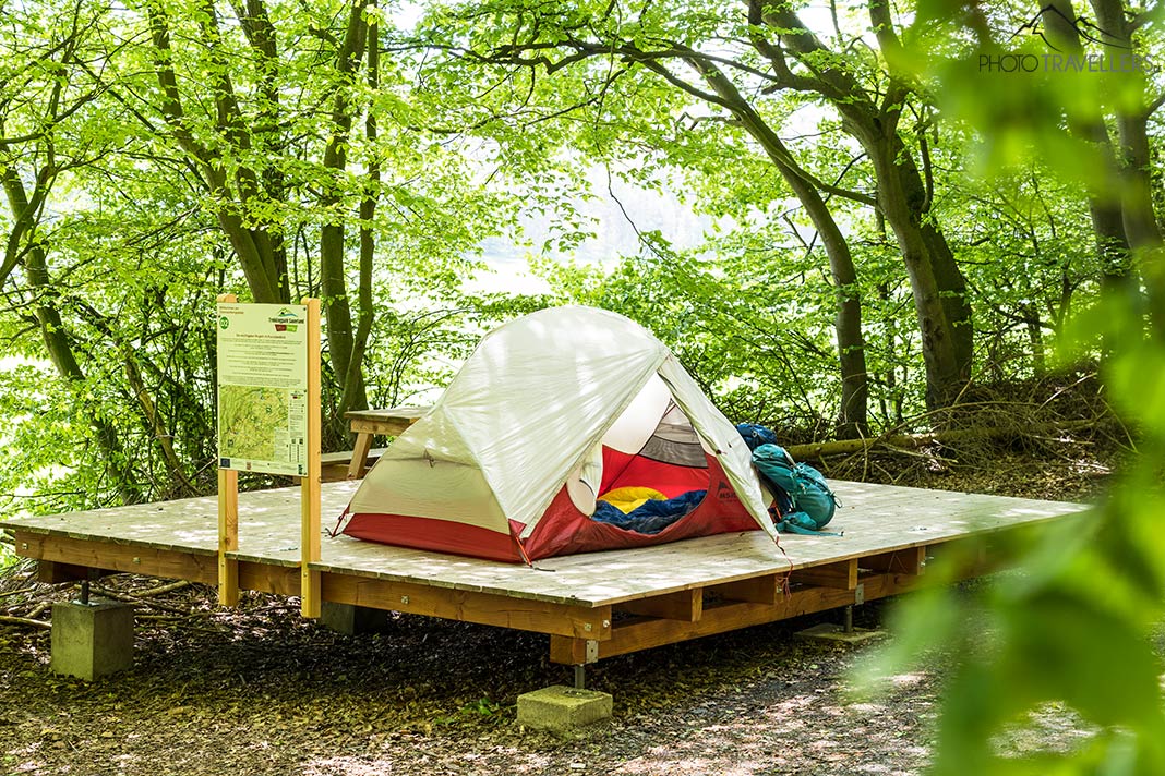 Das MSR Hubba Hubba NX 2 auf einer Trekkingplattform im Wald