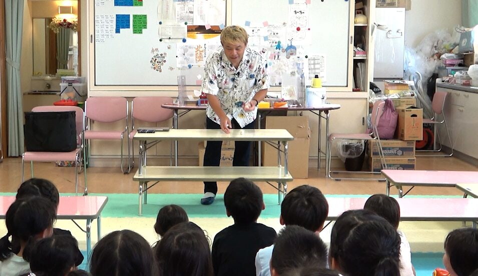 学童保育でのマジックショーが教えてくれた大切なこと-射水市夏休みの一瞬から 1 射水市の学童保育でマジックショーを披露するマジシャンコンプレッサーと見入る子どもたち