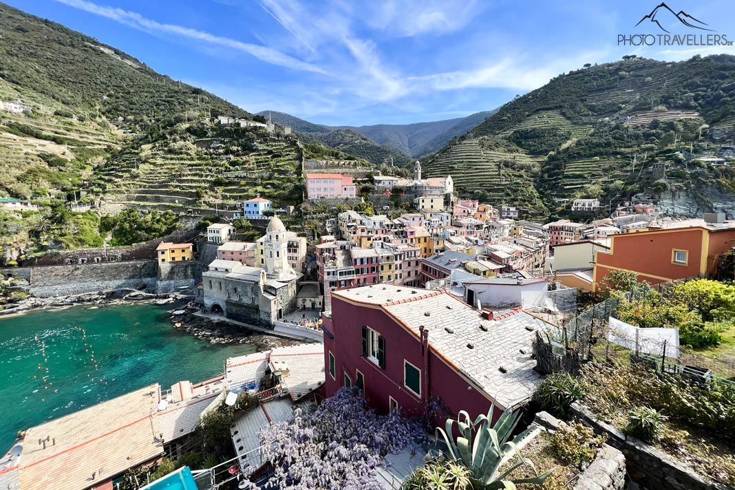 Der Blick vom Vernazza Castle auf den Ort mit dem Hafen