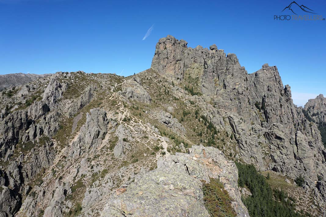 Der Wanderweg unterhalb der Bavella-Türme IV und V