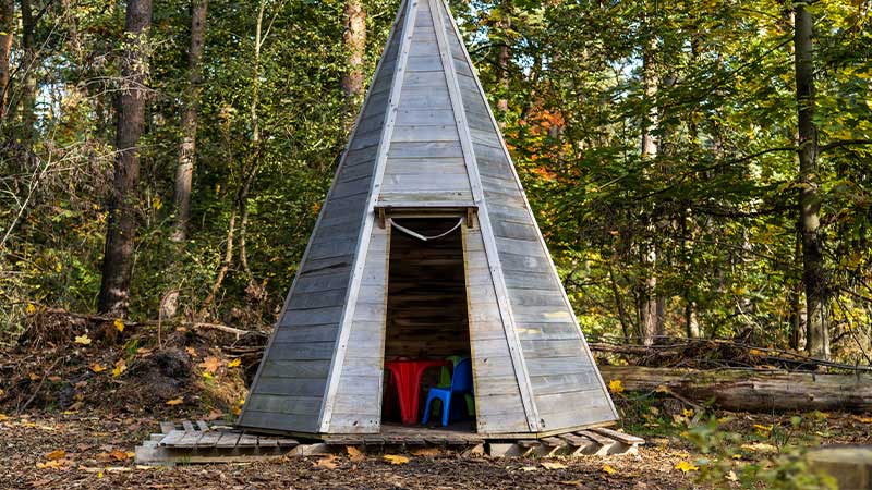 Dieses Bild teigt ein Holztipi