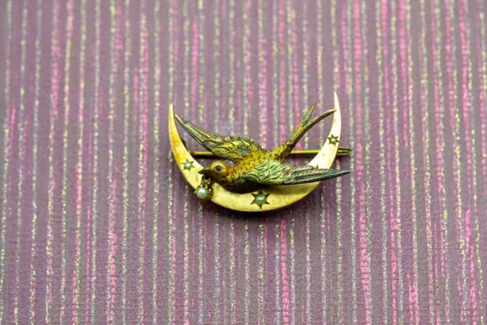 El Monte La Caja de Canarias Subasta febrero 2026 - Broche oro media luna y pájaro