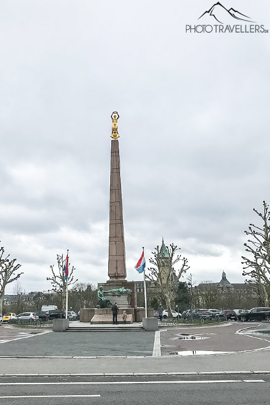 Blick auf die Statue der bekannten goldenen Figur, die goldene Frau