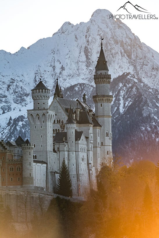 Schloss Neuschwanstein vor der imposanten Bergkulisse