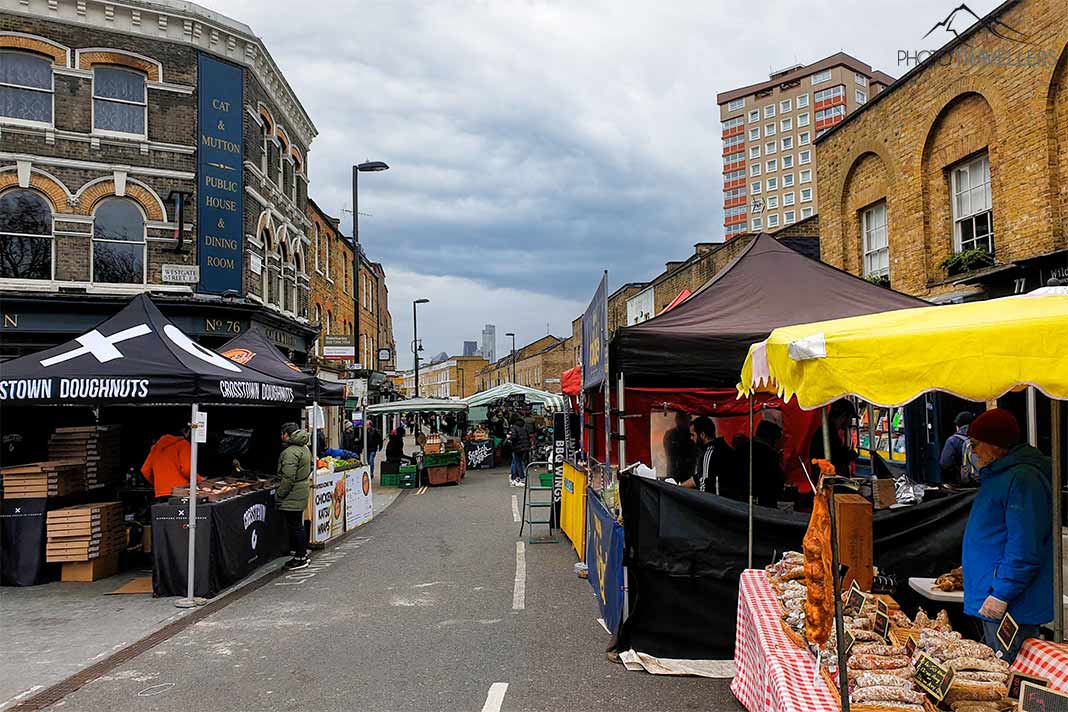 Auf dem Broadway Market reihen sich die Stände beidseitig der Straße aneinander