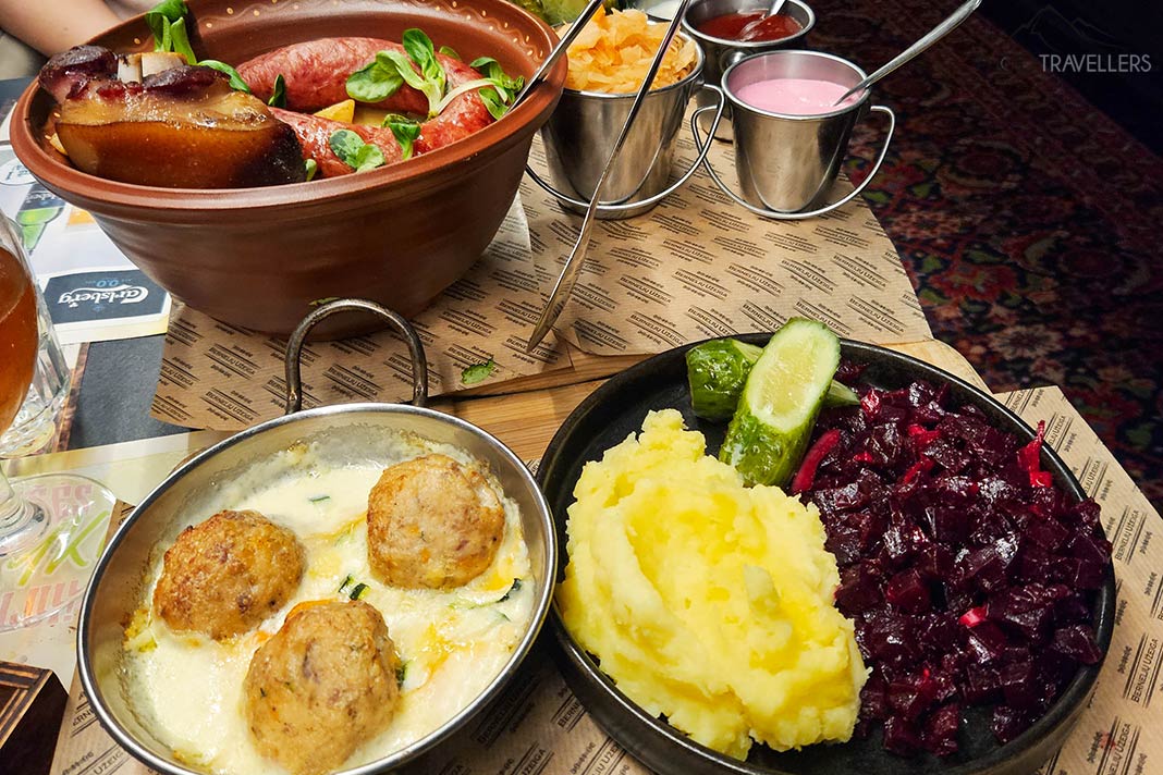 Mehrere Töpfe mit Essen stehen auf dem Tisch einer Gaststätte