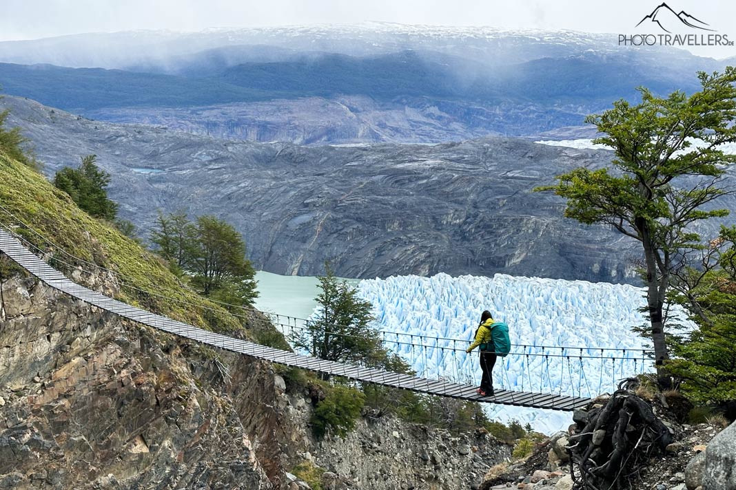 Reisejournalistin Biggi Bauer auf der berühmten Hängebrücke im Torres del Paine Nationalpark mit dem Grey-Gletscher