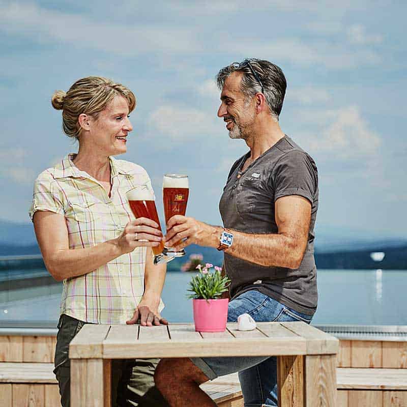 Paar am Außenpool unseres Wellnesshotels