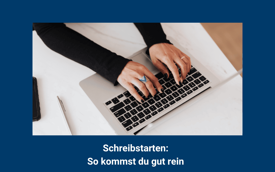 „Nahaufnahme von Händen, die auf einer Laptop-Tastatur tippen; daneben liegt ein Stift. Text darunter: ‚Schreibstarten: So kommst du gut rein‘.“