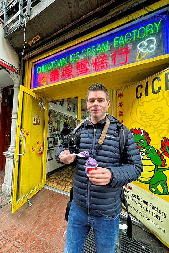 Reiseblogger Florian Westermann mit einem Eis der Original Chinatown Ice Cream Factory