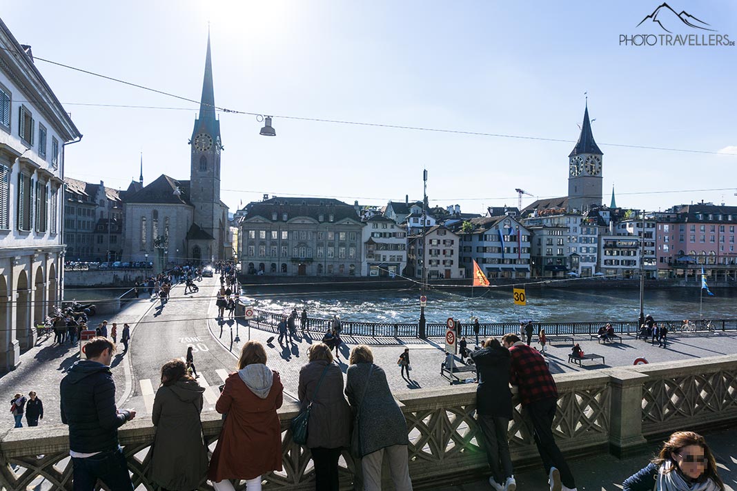 Das Fraumünster direkt an der Brücke