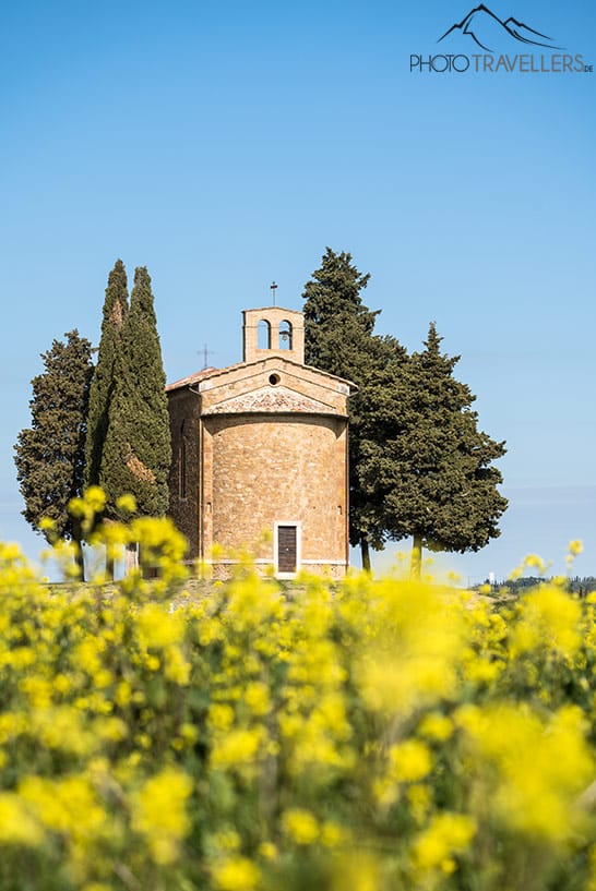 Die Cappella della Madonna di Vitaleta mit gelben Raps im Vordergrund