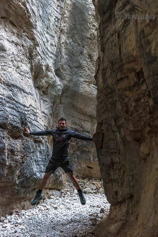 Reiseblogger Florian Westermann mit einem Sprung an der engsten Stelle der Imbros-Schlucht auf Kreta