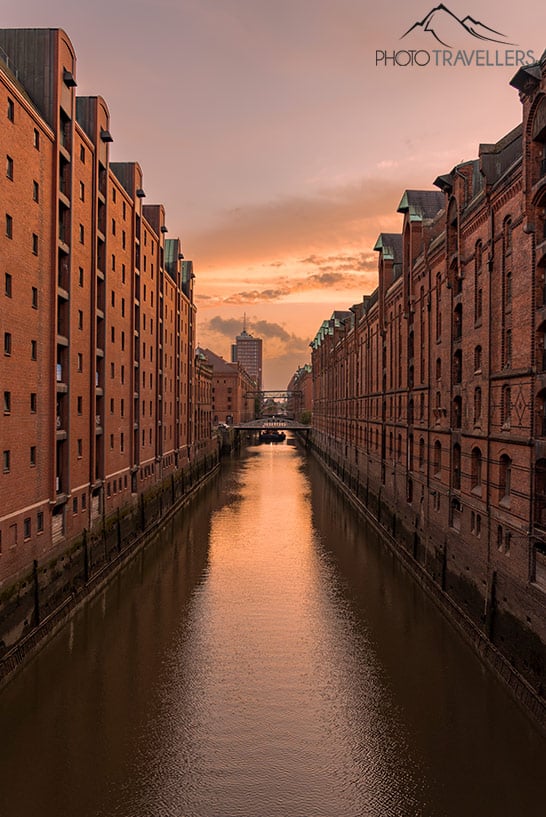 Ein Kanal in der Speicherstadt in Hamburg im Abendlicht