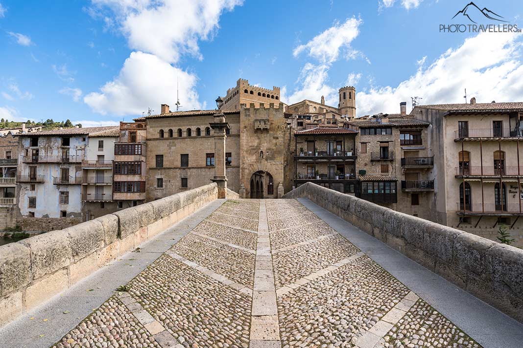 Die steinerne Brücke mit dem Stadttor in Valderrobres