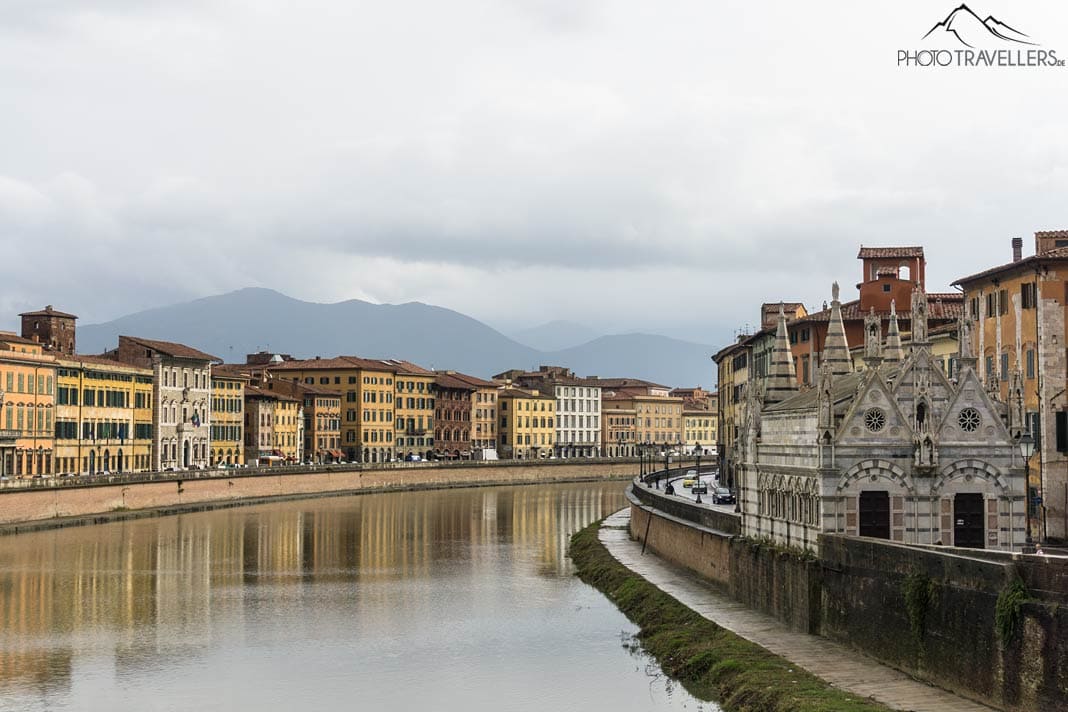 Die Kirche Santa Maria della Spina in Pisa, daneben der Fluss Arno und die typischen Häuser
