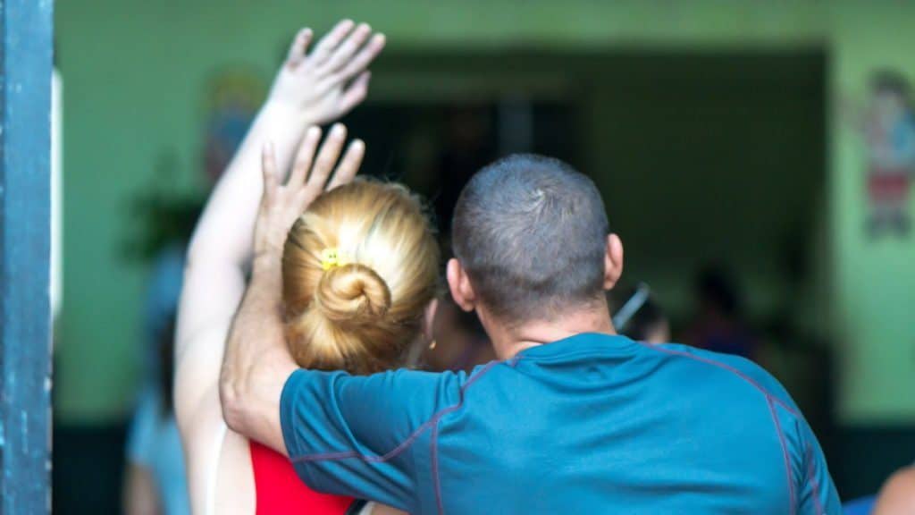 rodzice żegnają dzieci idące do szkoły w Hawanie