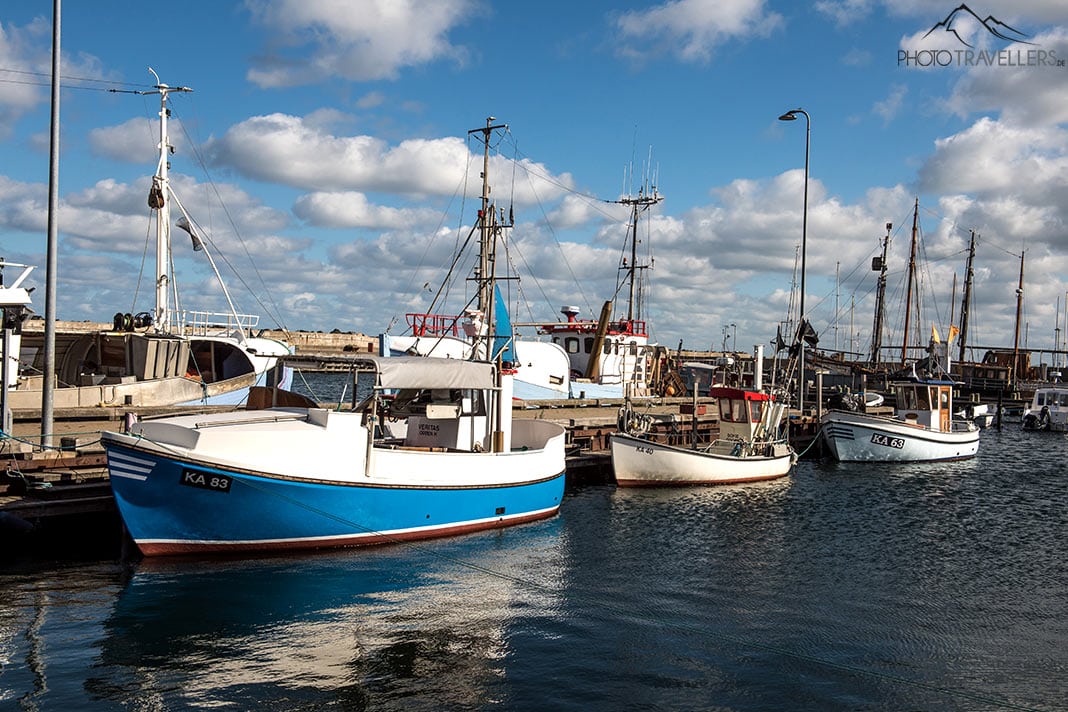 Schiffe im Hafen von Odden